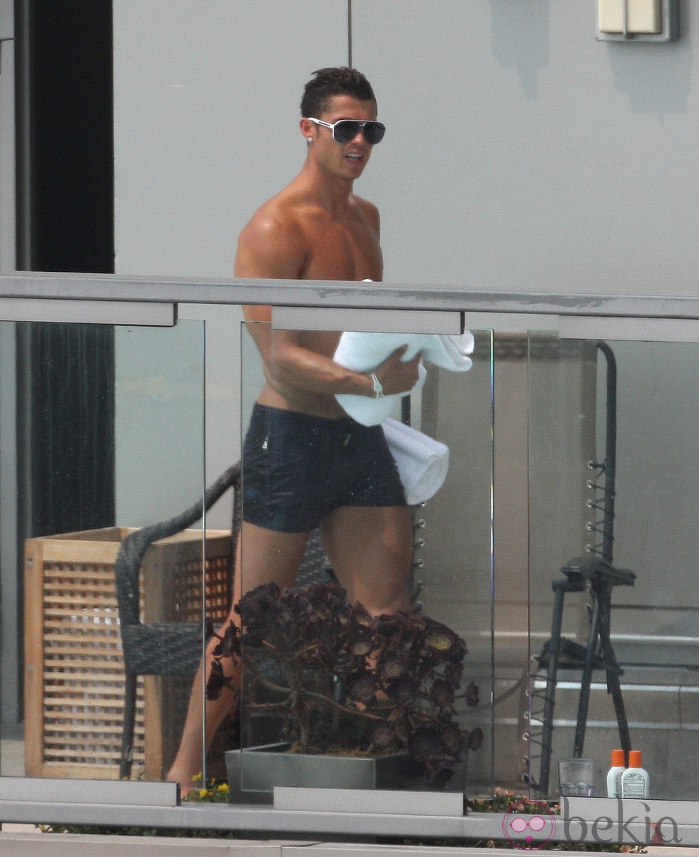 Cristiano Ronaldo paseando en bañador en un hotel de Nueva York