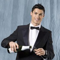 Cristiano Ronaldo brindando vestido de traje