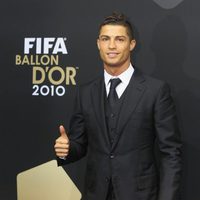 Cristiano Ronaldo muy elegante de traje en una entrega de premios