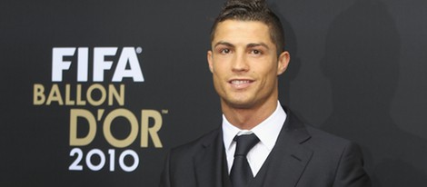 Cristiano Ronaldo muy elegante de traje en una entrega de premios