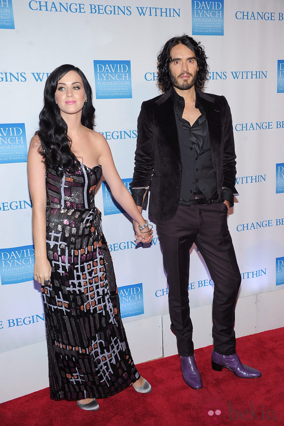 Katy Perry y Russell Brand cogidos de la mano sobre la alfombra roja