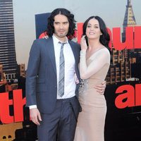 Katy Perry y Russell Brand en un estreno de cine