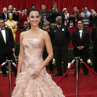 Penélope Cruz en los Oscar 2007 con un vestido rosa de Versace