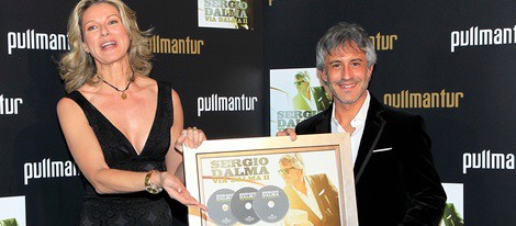 Anne Igartiburu entrega el Triple Disco de Platino a Sergio Dalma