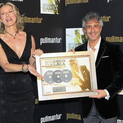 Anne Igartiburu entrega el Triple Disco de Platino a Sergio Dalma