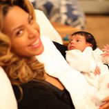 Beyoncé con su hija Blue Ivy Carter en brazos