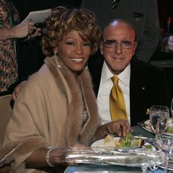 Whitney Houston y Clive Davis en los Grammy 2007