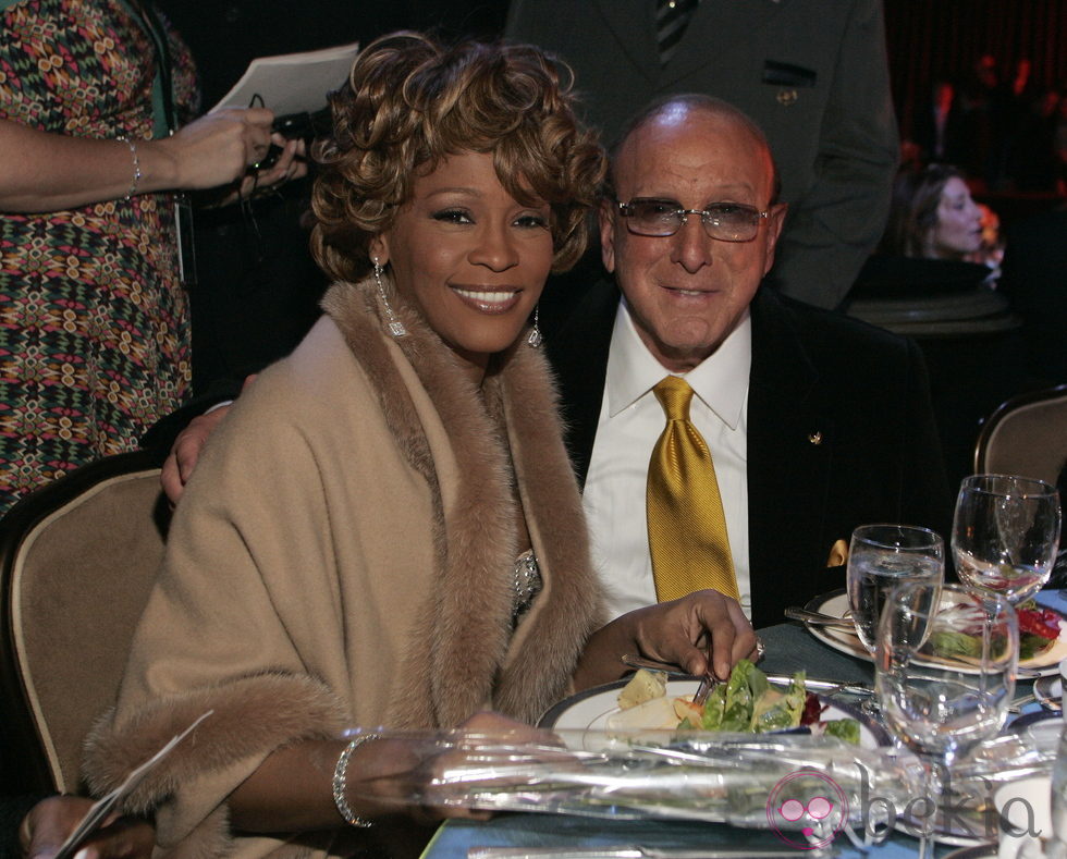 Whitney Houston y Clive Davis en los Grammy 2007