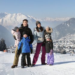 Los Príncipes Federico y Mary de Dinamarca con sus hijos Christian, Isabella, Vicente y Josefina en la nieve