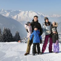 Los Príncipes Federico y Mary de Dinamarca con sus hijos Christian, Isabella, Vicente y Josefina en la nieve