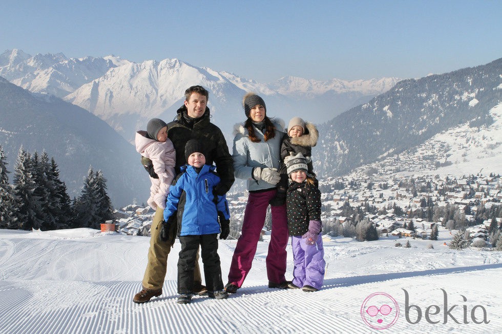 Los Príncipes Federico y Mary de Dinamarca con sus hijos Christian, Isabella, Vicente y Josefina en la nieve