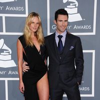 Adam Levine y Anne V en los Grammy 2012