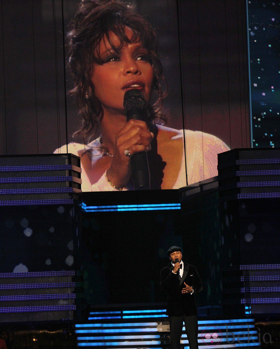 Homenaje a Whitney Houston durante los Grammy 2012