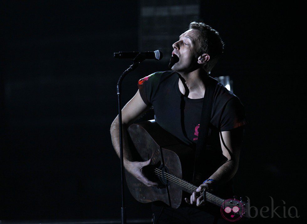 Chris Martin actuando en los Grammy 2012