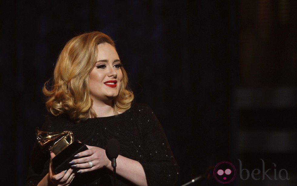 Adele recogiendo un premio Grammy en su edición 2012