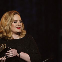 Adele recogiendo un premio Grammy en su edición 2012