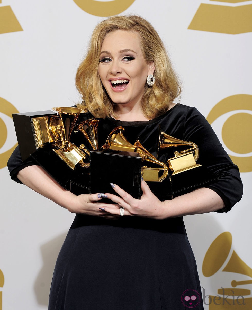 Adele posa feliz con sus seis Premios Grammy