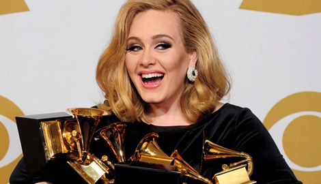 Adele posa feliz con sus seis Premios Grammy