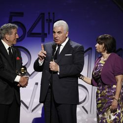 Tony Bennett y Mitch y Janis Winehouse en los Grammy 2012