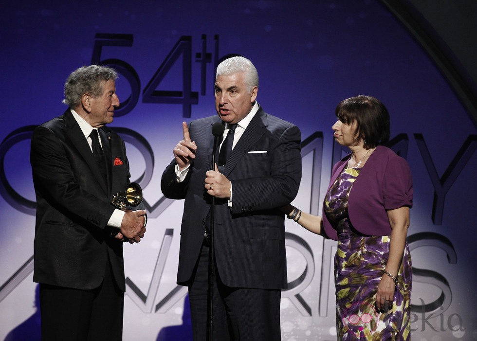 Tony Bennett y Mitch y Janis Winehouse en los Grammy 2012