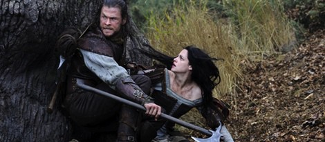 Chris Hemsworth y Kristen Stewart en una escena de la nueva versión de 'Blancanieves'