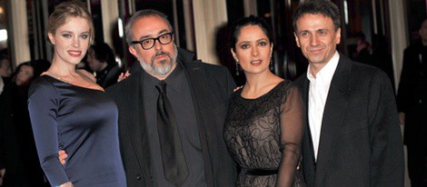 Carolina Bang, Álex de la Iglesia, Salma Hayek y José Mota en la Berlinale 2012