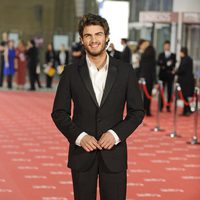 Maxi Iglesias en la alfombra roja de los Goya 2012