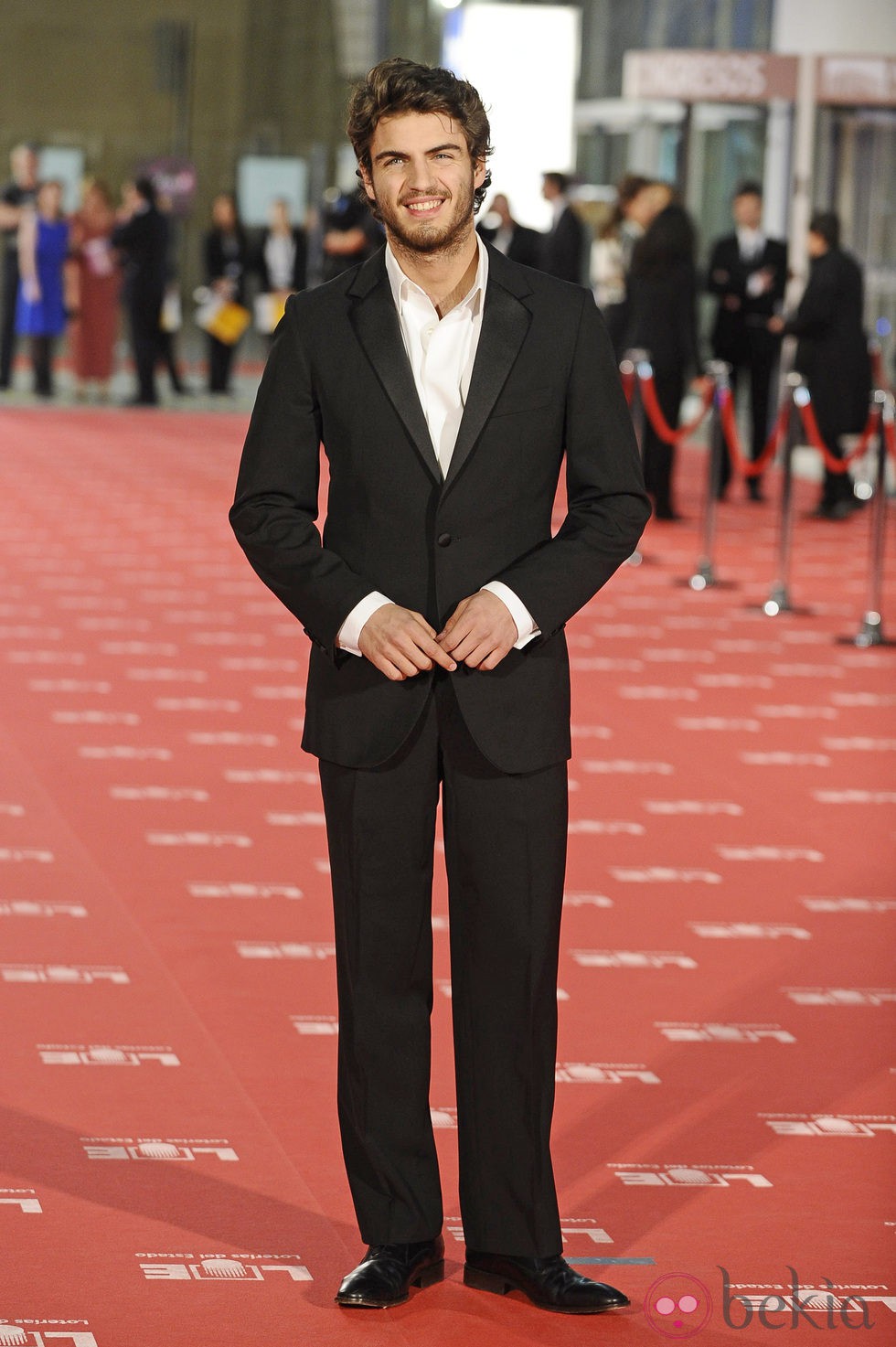 Maxi Iglesias en la alfombra roja de los Goya 2012