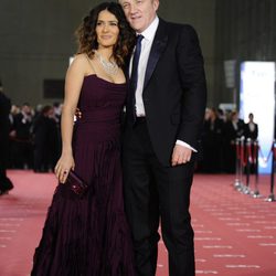 Salma Hayek y François-Henri Pinault en la alfombra roja de los Goya 2012