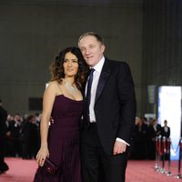 Salma Hayek y François-Henri Pinault en la alfombra roja de los Goya 2012