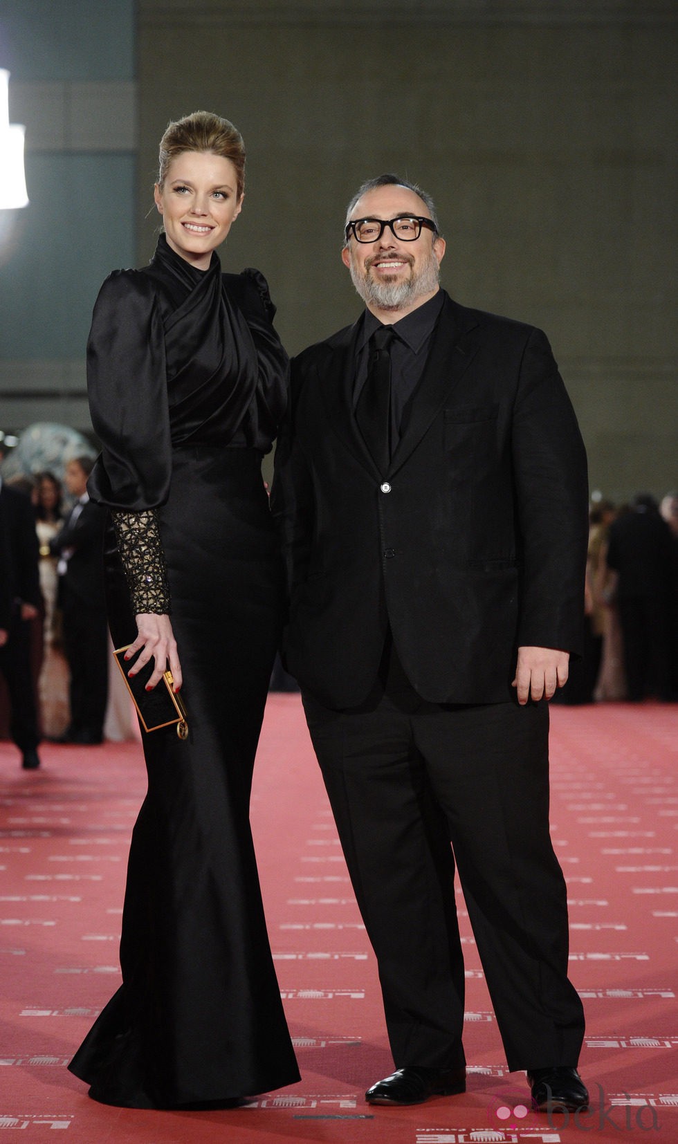 Álex de la Iglesia y Carolina Bang en la alfombra roja de los Goya 2012