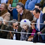 Los Duques de Alba con Carmen Tello y Curro Romero en una corrida de toros celebrada en Utrera