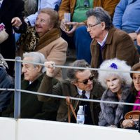 Los Duques de Alba con Carmen Tello y Curro Romero en una corrida de toros celebrada en Utrera