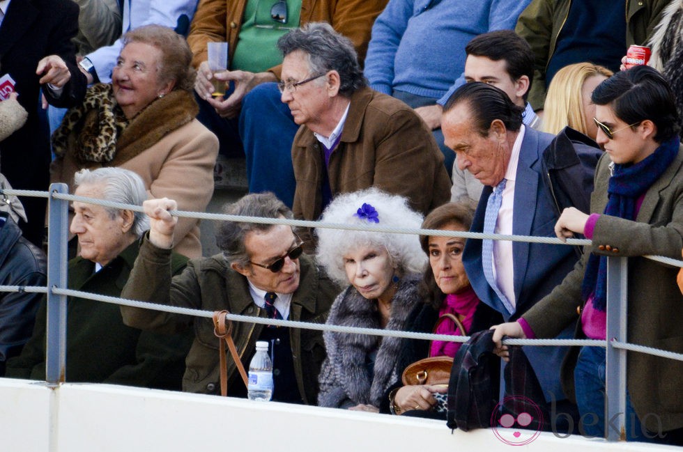 Los Duques de Alba con Carmen Tello y Curro Romero en una corrida de toros celebrada en Utrera