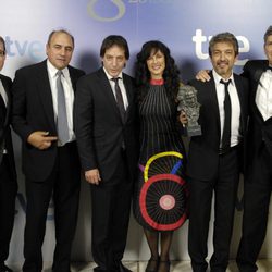 El equipo de 'Un cuento chino' posa con su Goya 2012