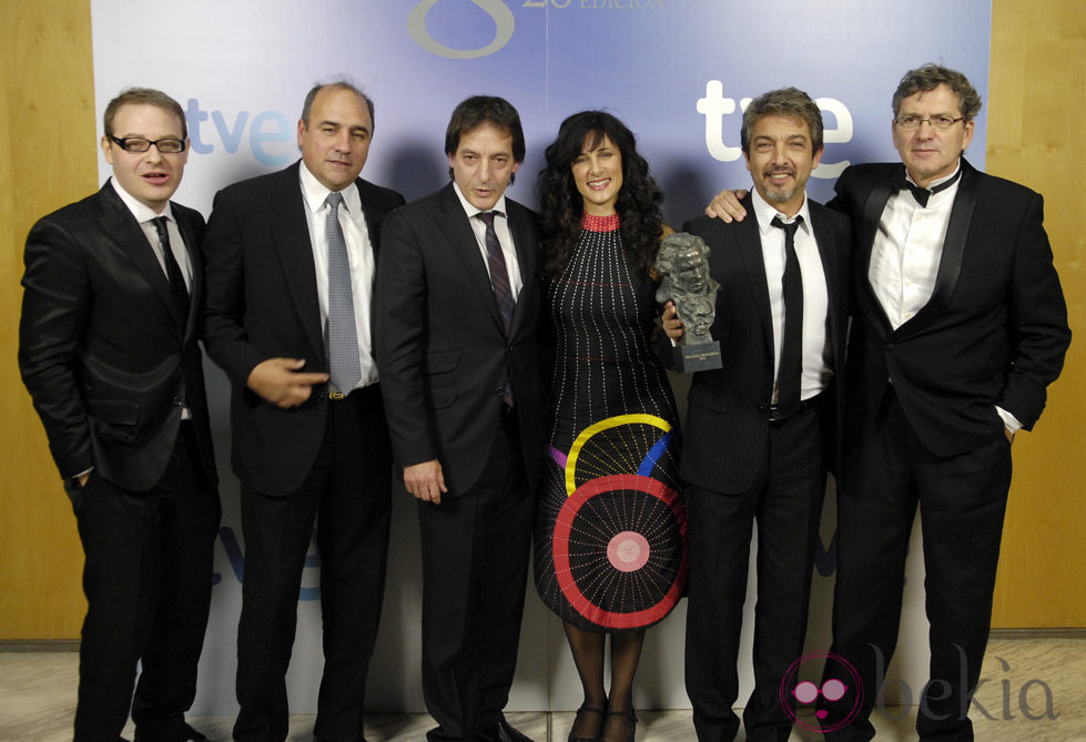 El equipo de 'Un cuento chino' posa con su Goya 2012