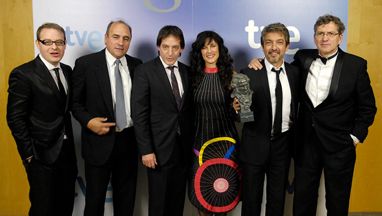 El equipo de 'Un cuento chino' posa con su Goya 2012