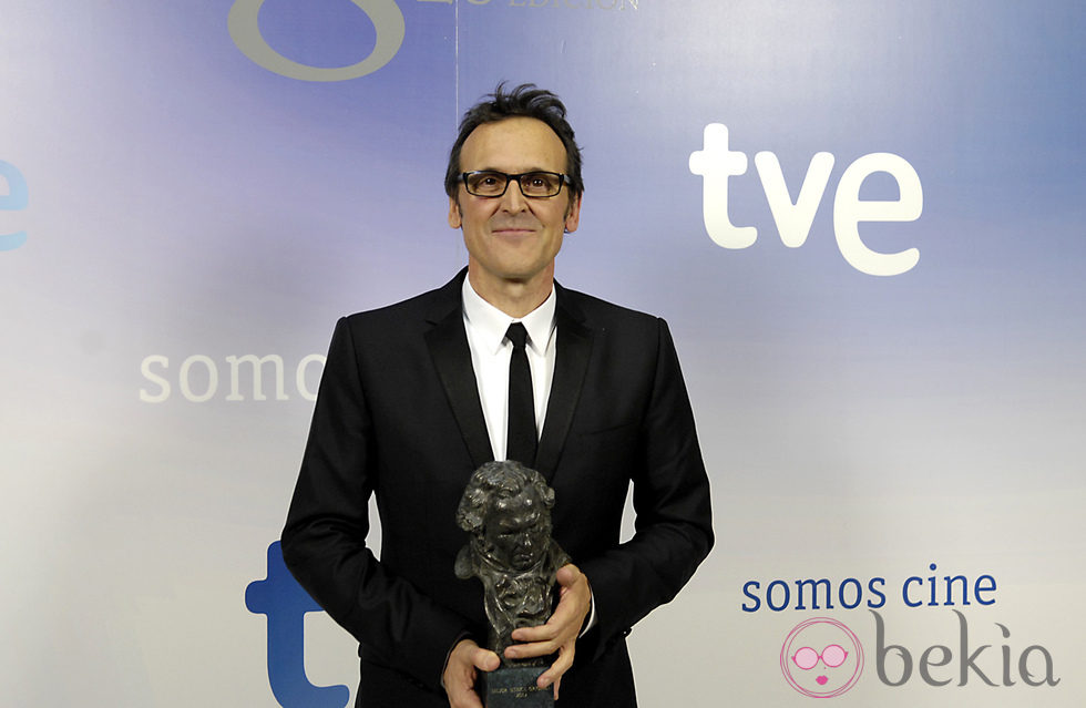 Alberto iglesias posa con su Goya 2012