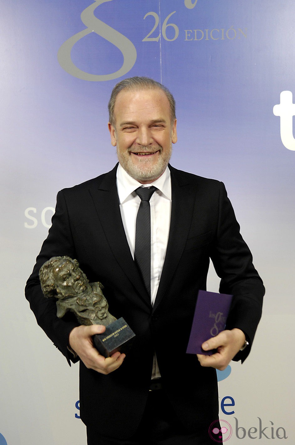 Lluís Homar posa con su Goya 2012