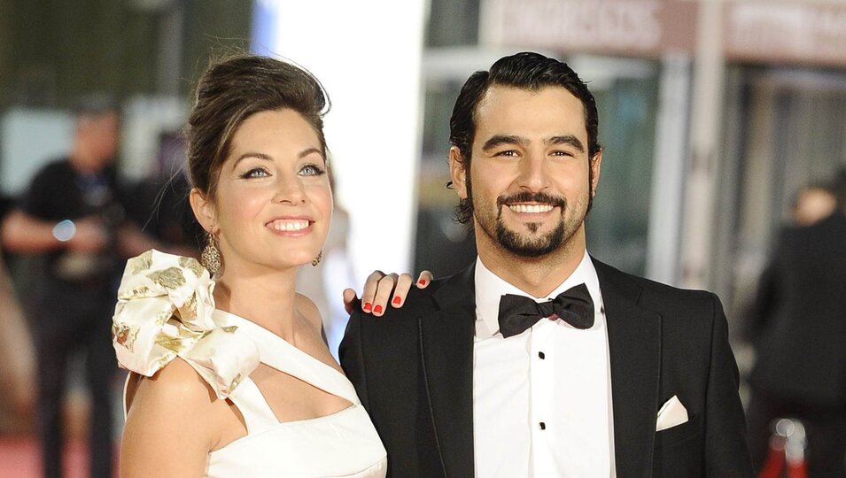 Leire Martínez y Antonio Velázquez en la alfombra roja de los Goya 2012