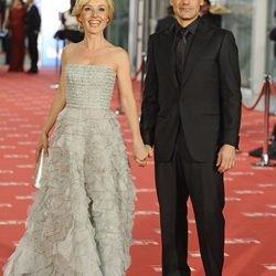 Cayetana Guillén Cuervo y Omar Ayyashi en la alfombra roja de los Goya 2012