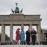 Los Reyes Carlos y Camilla en la Puerta de Brandeburgo con el Presidente de Alemania y su esposa