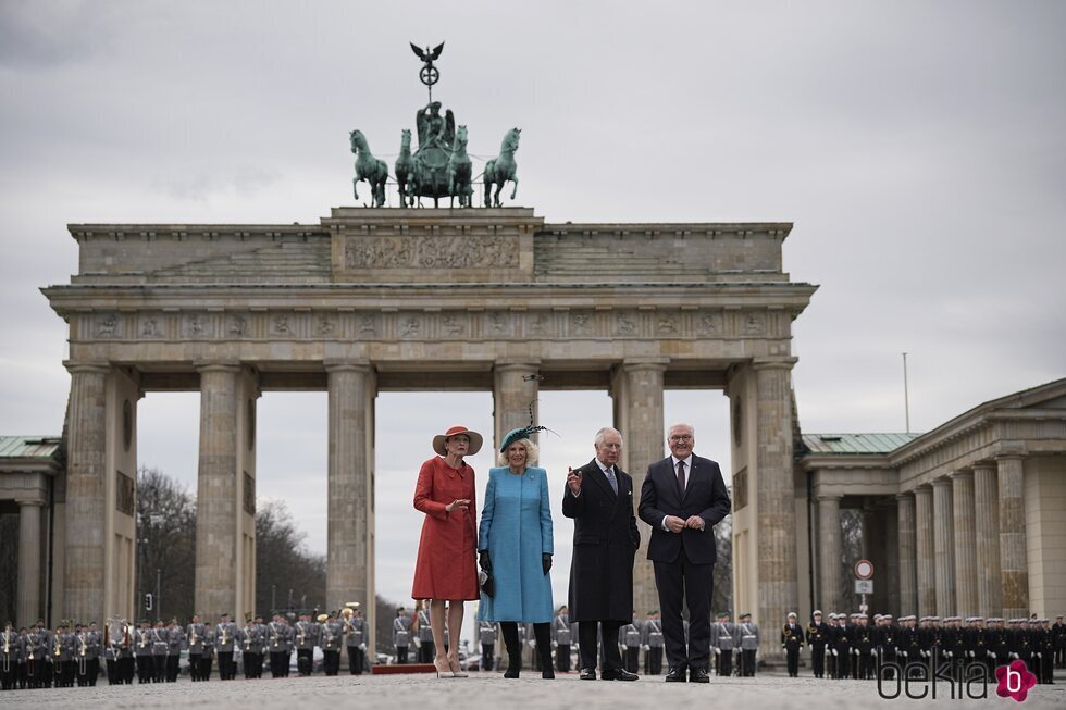 Los Reyes Carlos y Camilla en la Puerta de Brandeburgo con el Presidente de Alemania y su esposa