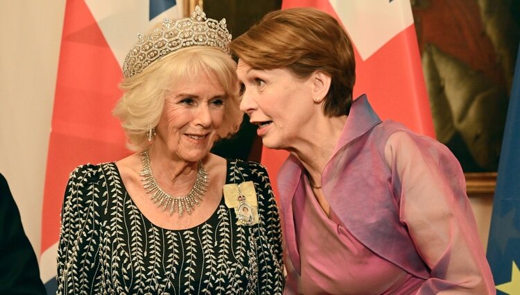 La Reina Camilla con la tiara Greville y la tiara City of London como collar en una cena de gala en Berlín