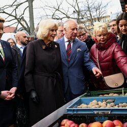 Los Reyes Carlos y Camilla en el Wittenbergplatz Farmer's Market