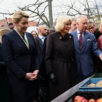 Los Reyes Carlos y Camilla en el Wittenbergplatz Farmer's Market