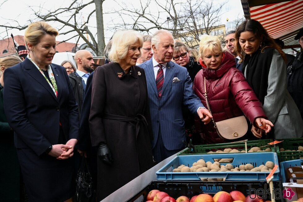 Los Reyes Carlos y Camilla en el Wittenbergplatz Farmer's Market