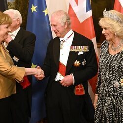 Los Reyes Carlos y Camilla saludan a Angela Merkel en Berlín