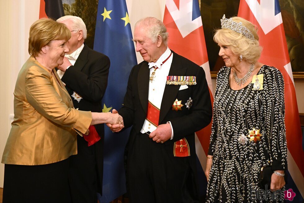 Los Reyes Carlos y Camilla saludan a Angela Merkel en Berlín