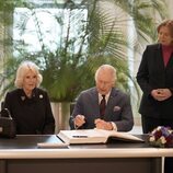 Carlos III firmando en el libro de honor del Bundestag